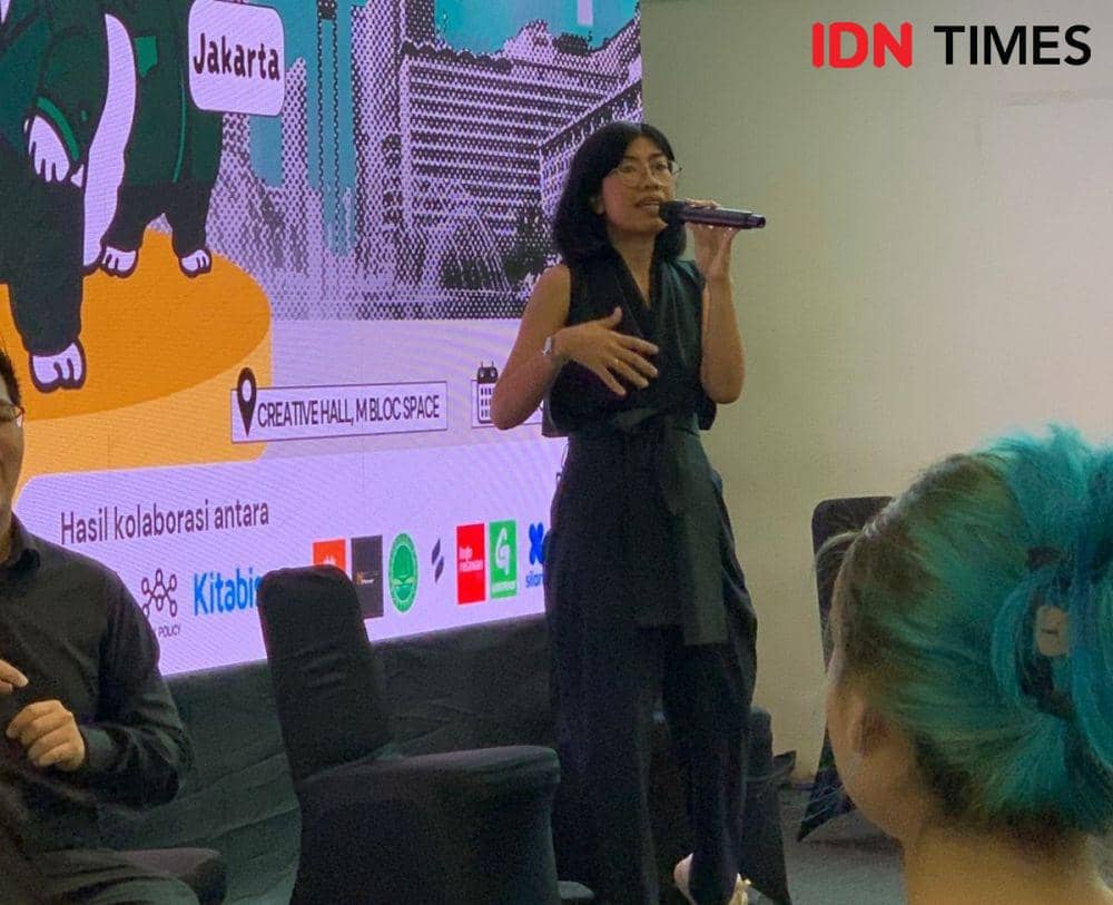CEO Think Policy & Co-Head Bijak Demokrasi, Andhyta Firselly Utami, beri sambutan dalam Festival Pilkada Jakarta di M Bloc, Jakarta Selatan, pada Minggu (17/11). IDN Times/Veronica Theresia Taruh Barguna