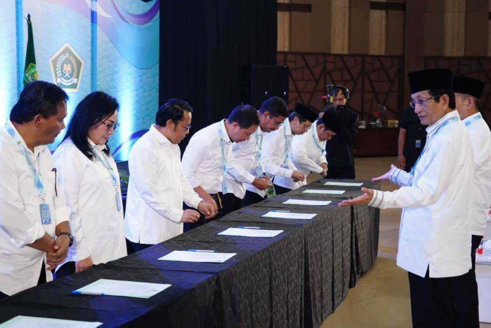 Para pejabat Eselon I menandatangani Pakta Integritas dalam Rakernas Kemenag. (Dok. Kemenag)