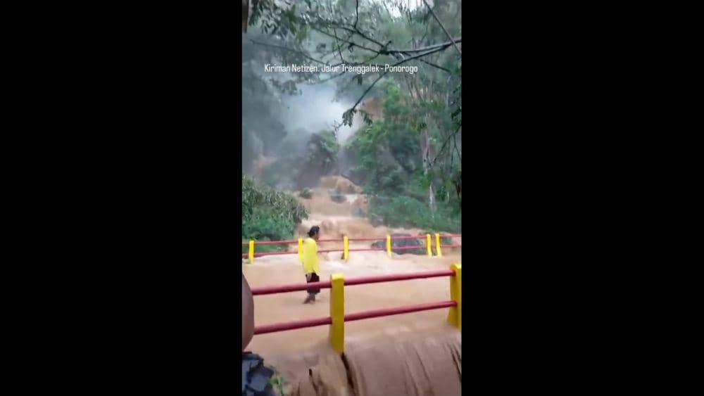 Screenshot video luapan sungai temon di Trenggalek. IDN Times/ istimewa