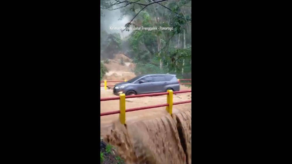 Screenshot video luapan sungai temon di Trenggalek. IDN Times/ istimewa