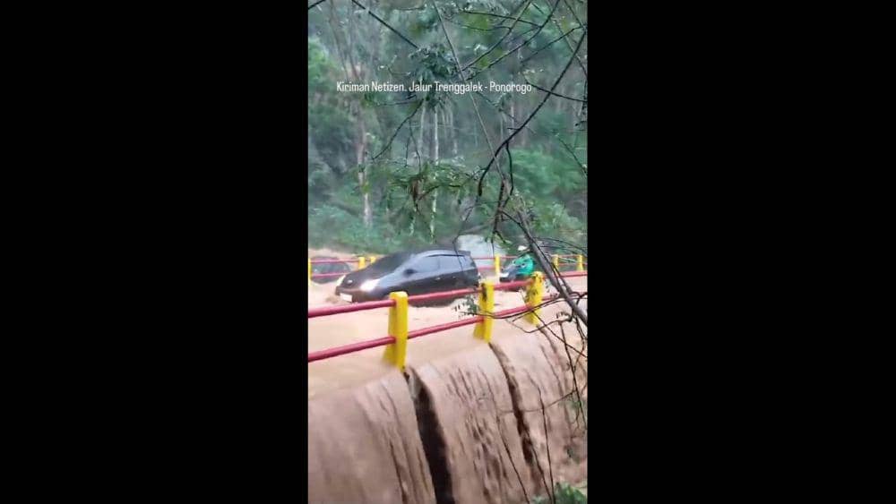 Screenshot video luapan sungai temon di Trenggalek. IDN Times/ istimewa