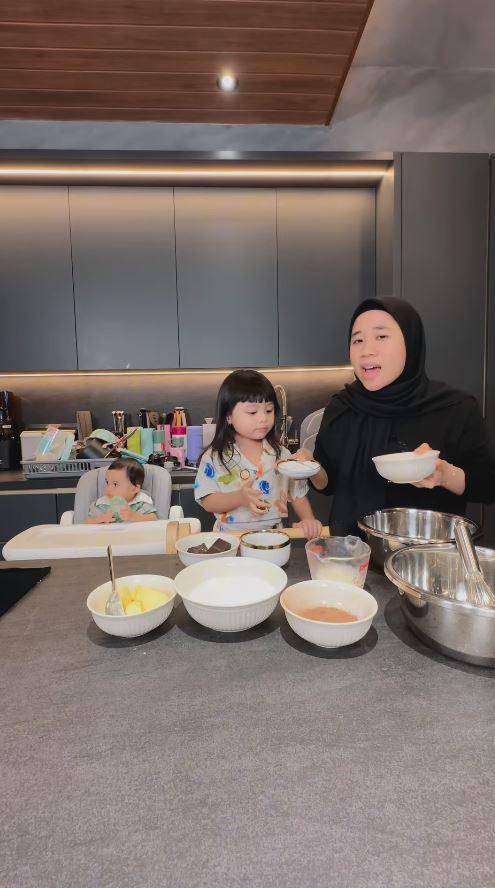 Ameena bikin kue ulang tahun untuk Atta (Instagram.com/ameenaatta)