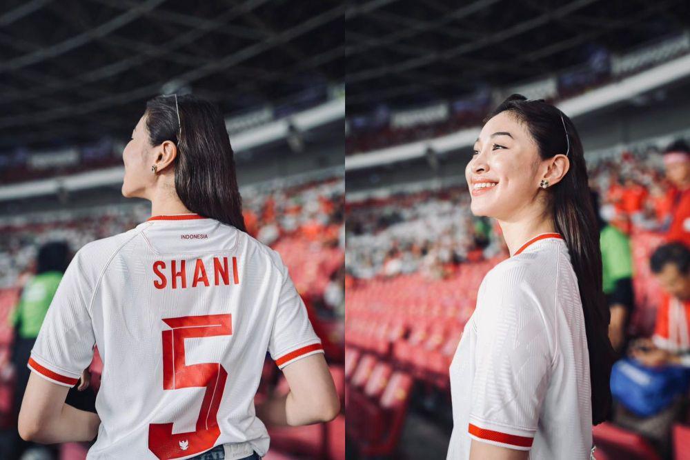 7 Potret Shani Indira Eks JKT48 Nonton Indonesia vs Arab Saudi di GBK