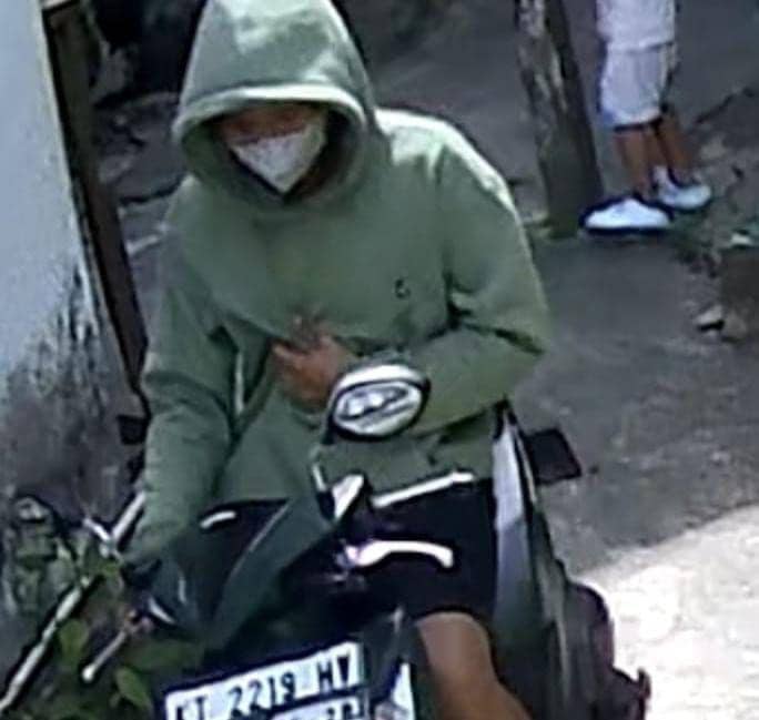 Rekaman CCTV yang menunjukkan pelaku E saat membawa kabur motor korban. (Dok. Humas Polresta Balikpapan)