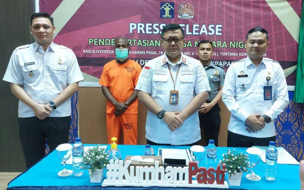 Kepala Rudenim Balikpapan Danny Ariana (depan tengah) menjelaskan, IPU sudah berada di Indonesia sejak 2014 lalu. (Dok. Rudenim Balikpapan)