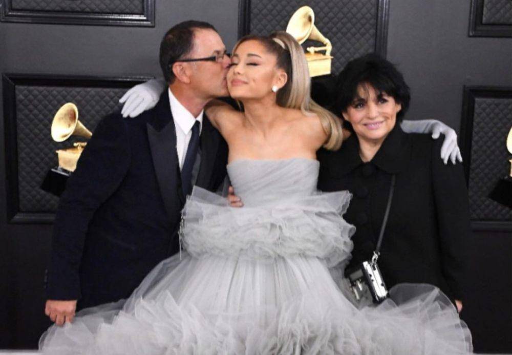 Ariana Grande bersama ayah dan ibunya di acara Grammy Awards (instagram.com/edbutera)