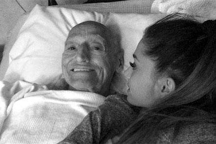 Ariana Grande dan kakeknya, Frank (x.com/usweekly)