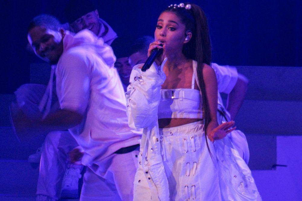 penampilan Ariana Grande dalam Dangerous Woman Tour pada 19 Februari 2017 (commons.wikimedia.org/Emma)