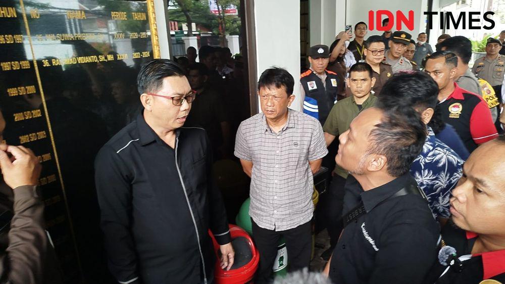 Korban Investasi DNA Pro Mencak-mencak di Kantor Kejari Kota Bandung