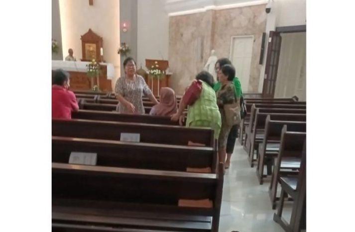 Polisi Tepis Perempuan Bawa Pisau Masuk Gereja Surabaya Disuruh Orang