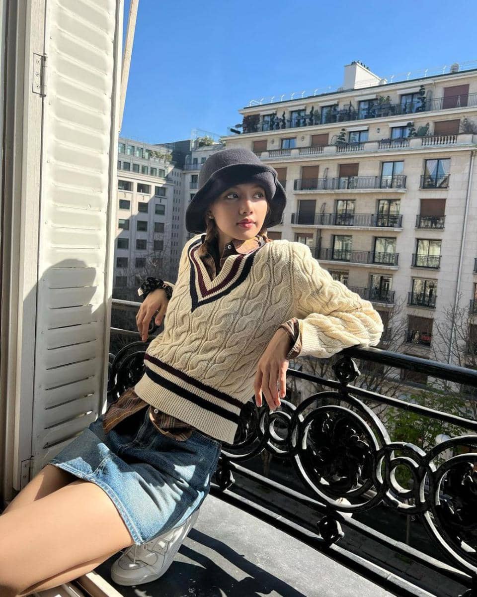 ide layering outfit ala Lisa BLACKPINK (instagram.com/lalalalisa_m)