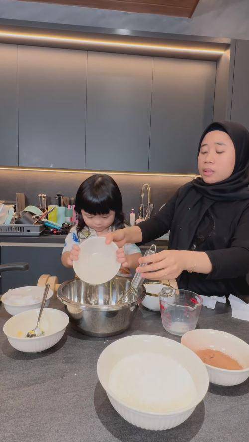 Ameena bikin kue ulang tahun untuk Atta (Instagram.com/ameenaatta)