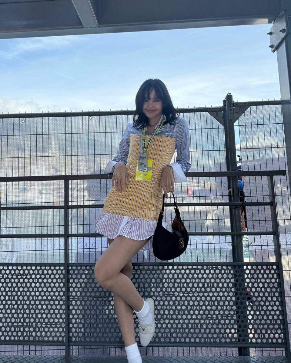 padu padan pattern outfit ala Lisa BLACKPINK (instagram.com/lalalalisa_m)