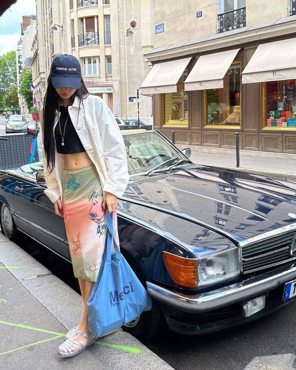 ide layering outfit ala Lisa BLACKPINK (instagram.com/lalalalisa_m)