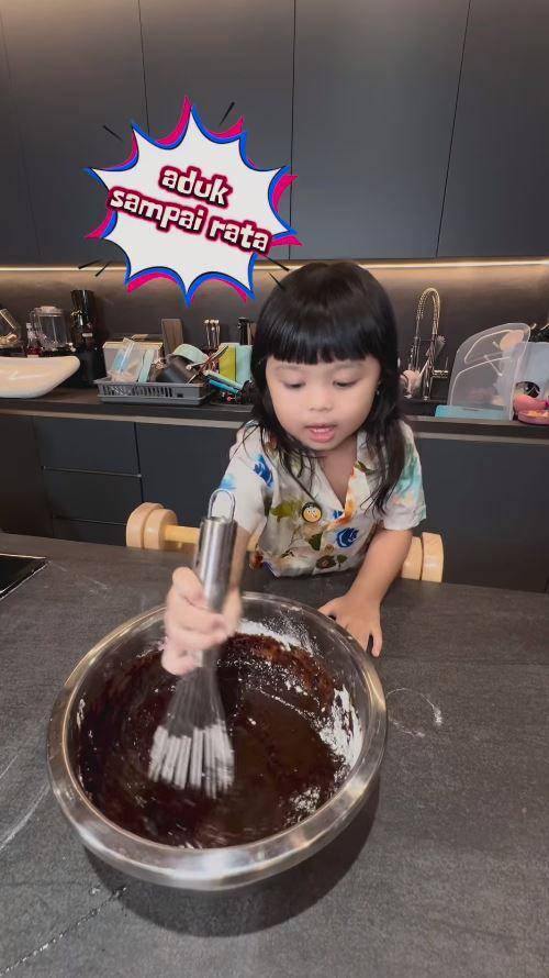 Ameena bikin kue ulang tahun untuk Atta (Instagram.com/ameenaatta)