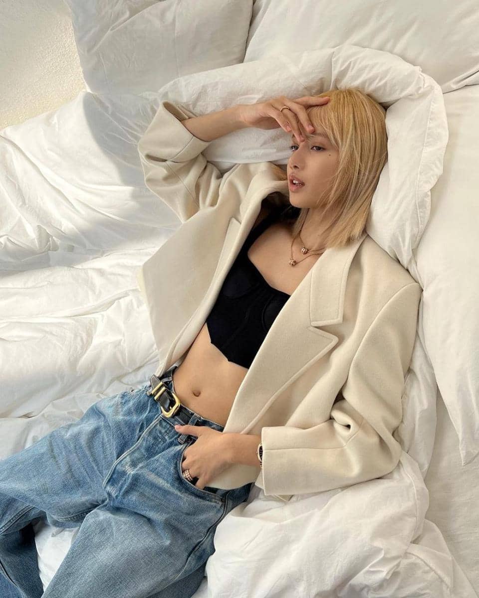 ide layering outfit ala Lisa BLACKPINK (instagram.com/lalalalisa_m)