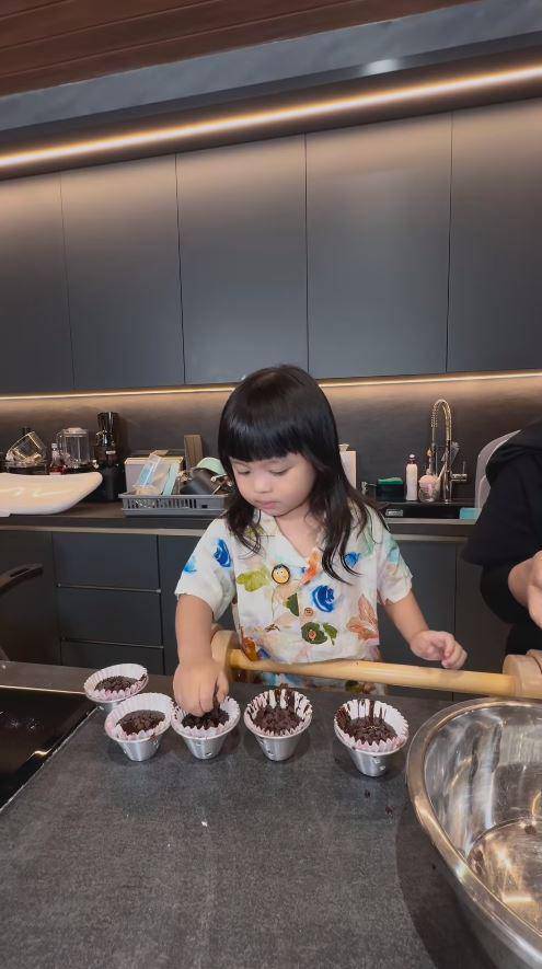 Ameena bikin kue ulang tahun untuk Atta (Instagram.com/ameenaatta)