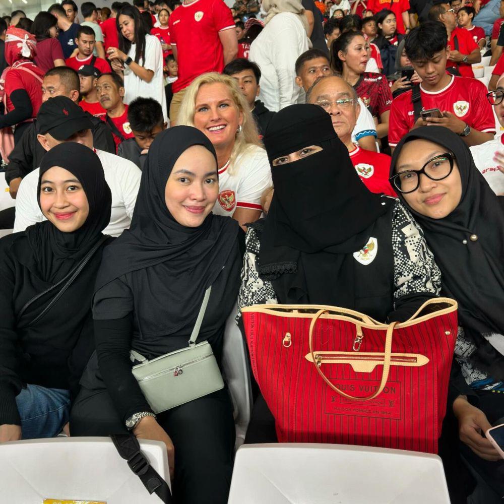 WAGs timnas nonton di GBK (Instagram.com/_ummi_pipik_)