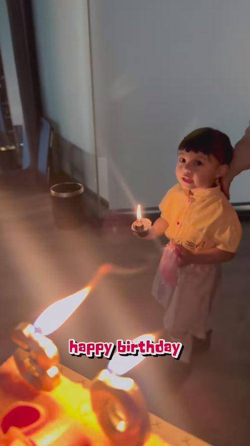 Ameena bikin kue ulang tahun untuk Atta (Instagram.com/ameenaatta)