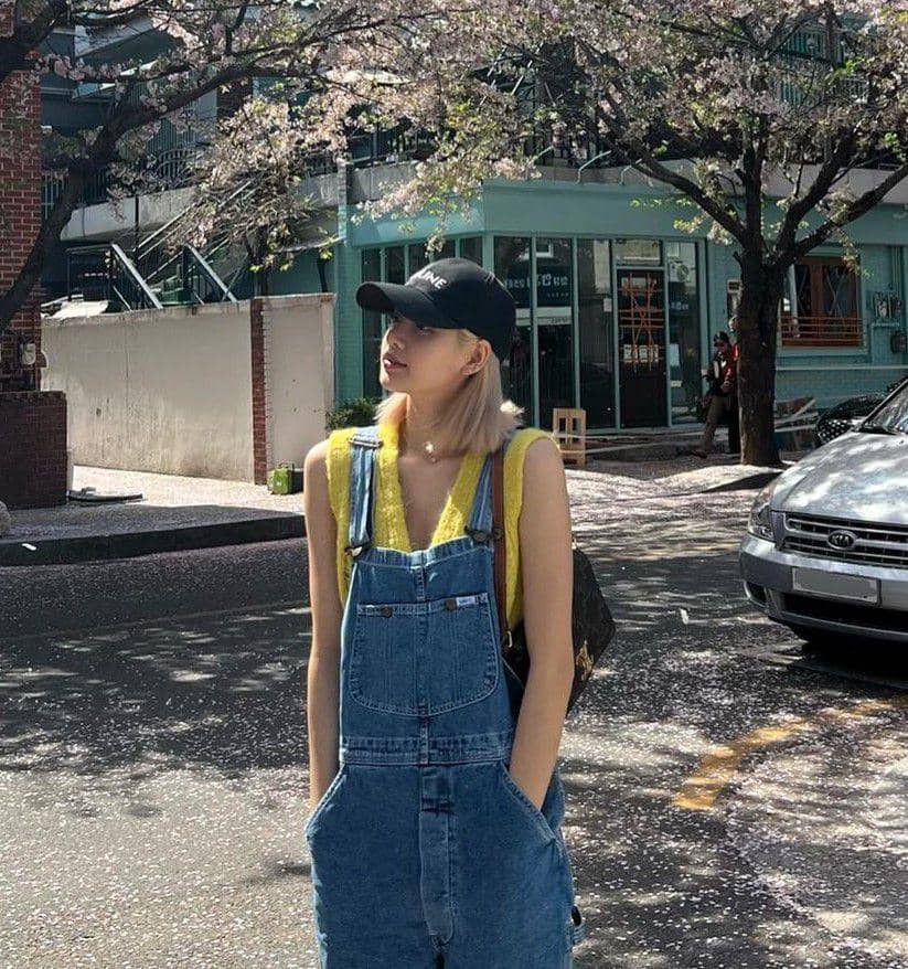 ide layering outfit ala Lisa BLACKPINK (instagram.com/lalalalisa_m)