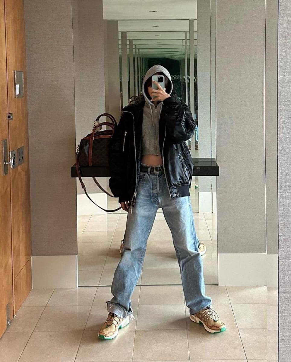 ide layering outfit ala Lisa BLACKPINK (instagram.com/lalalalisa_m)