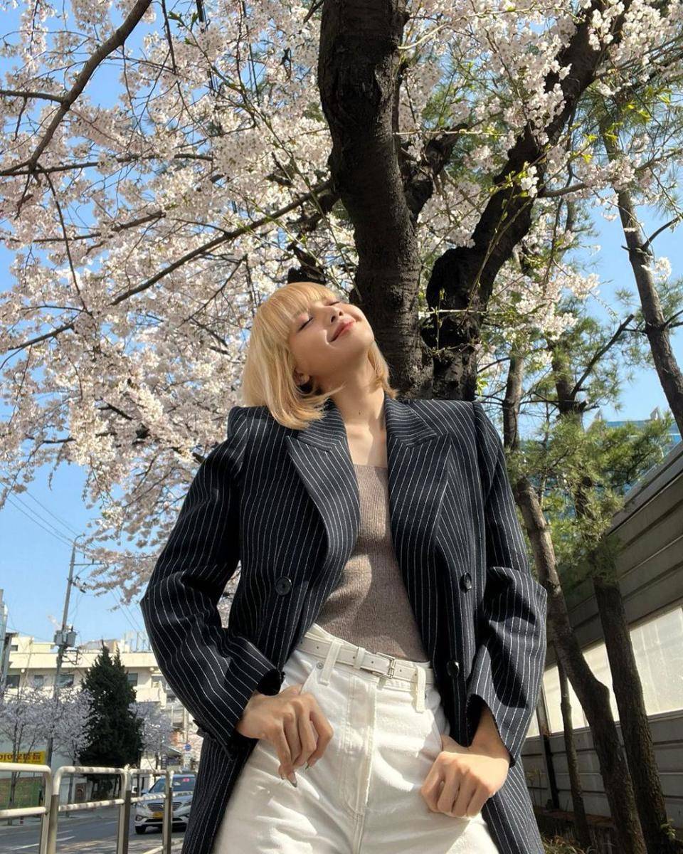 padu padan pattern outfit ala Lisa BLACKPINK (instagram.com/lalalalisa_m)