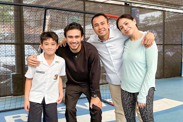 7 Potret Nathan Tjoe-A-On ke Rumah Raffi, Dijamu Kue Tradisional