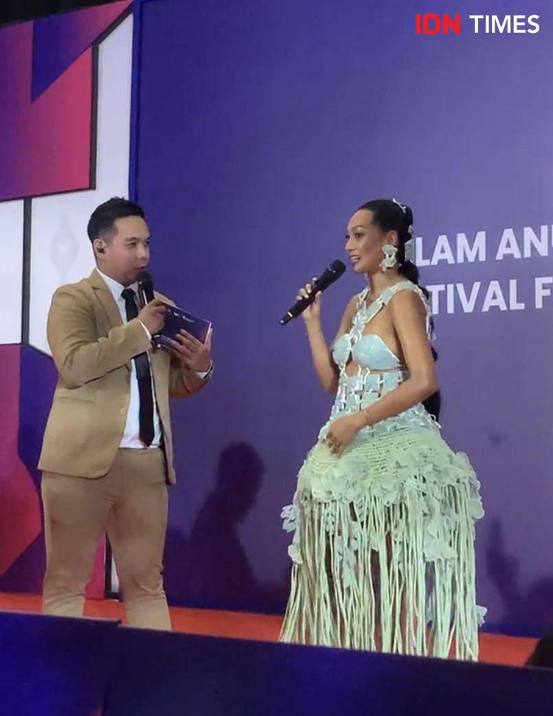 potret artis di red carpet FFI 2024 (IDN Times/Elizabeth Chiquita)