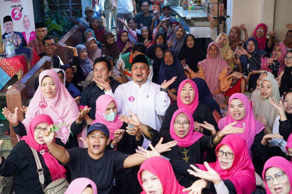 Cawalkot Atang Annida foto bersama dikerumuti warga saat kampanye. (Timses Atang Annida).