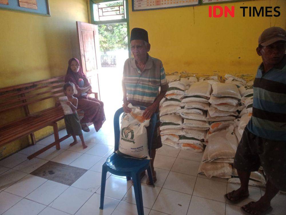 Foto penyaluran Bansos beras 10 kg di Desa Sai Kecamatan Soromandi Kabupaten Bima beberapa waktu lalu (IDN Times/Juliadin)
