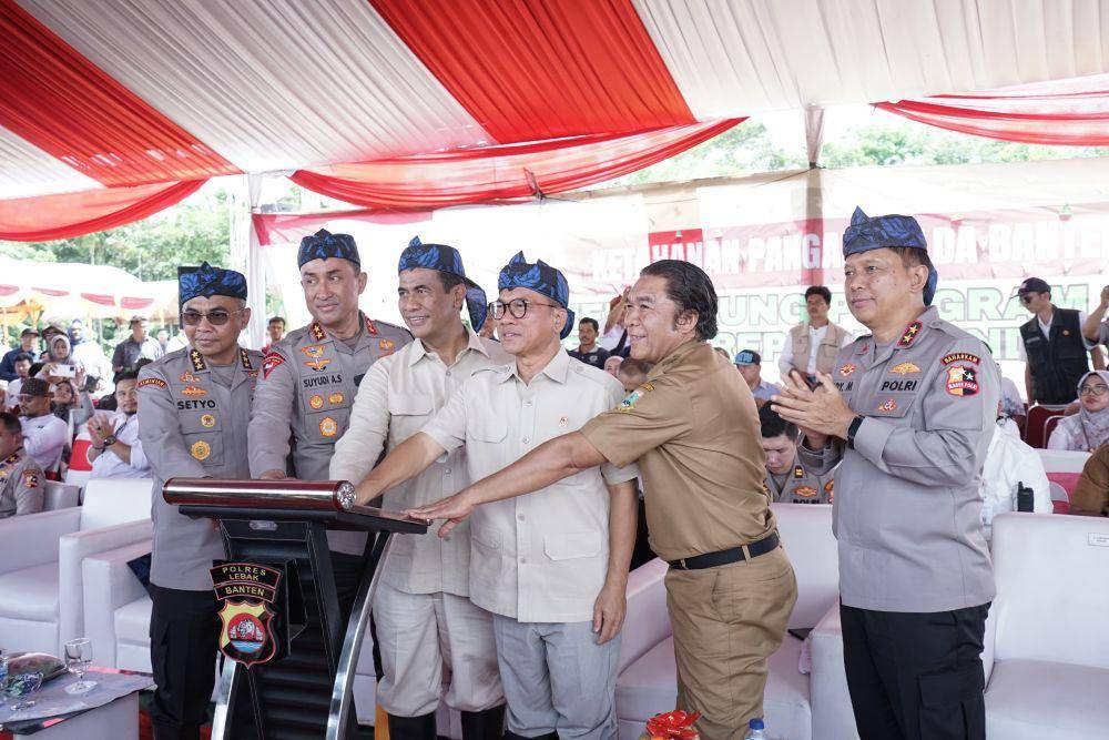 Menteri Pertanian (Mentan), Kapolri, dan Panglima TNI bersinergi dalam mengakselerasi pencapaian swasembada pangan dengan meluncurkan program ‘Gugus Tugas Polri Mendukung Ketahanan Pangan’ pada Rabu (20/11/2024). (Dok. Kementan)