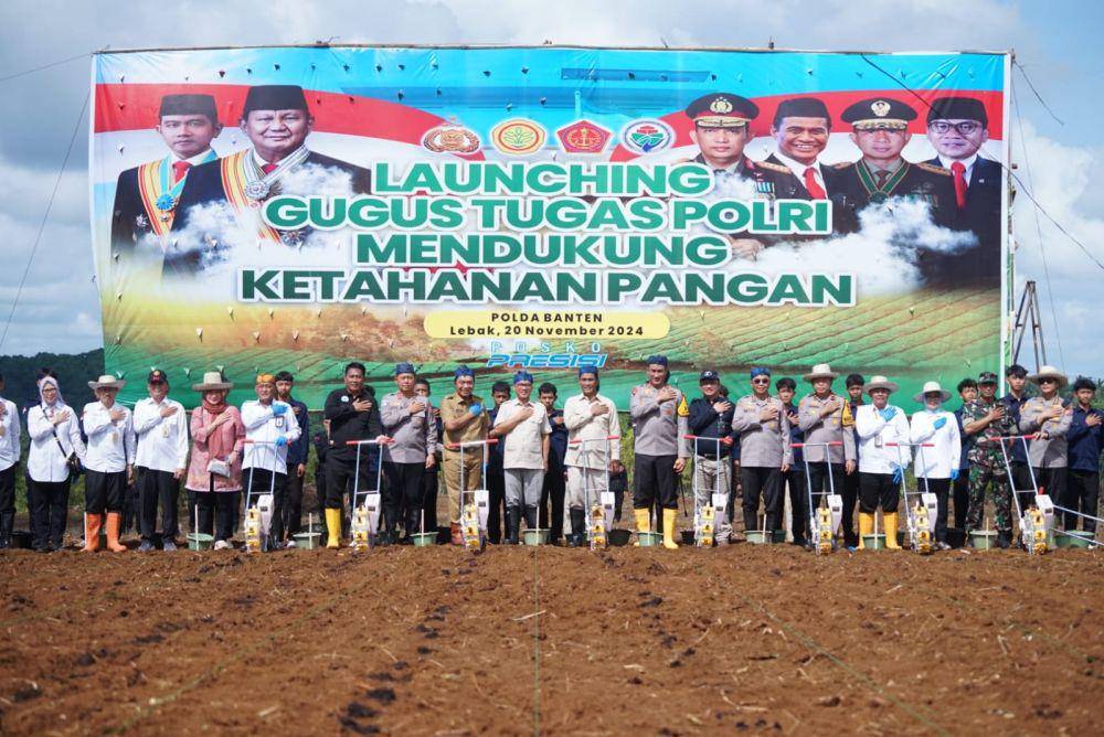 Menteri Pertanian (Mentan), Kapolri, dan Panglima TNI bersinergi dalam mengakselerasi pencapaian swasembada pangan dengan meluncurkan program ‘Gugus Tugas Polri Mendukung Ketahanan Pangan’ pada Rabu (20/11/2024). (Dok. Kementan)