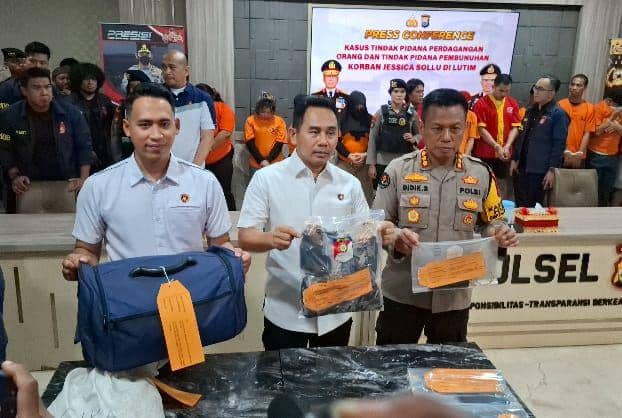 Polisi saat memperlihatkan barang milik Jessica Sollu alias Chika (23) / IDN Times : Darsil Yahya