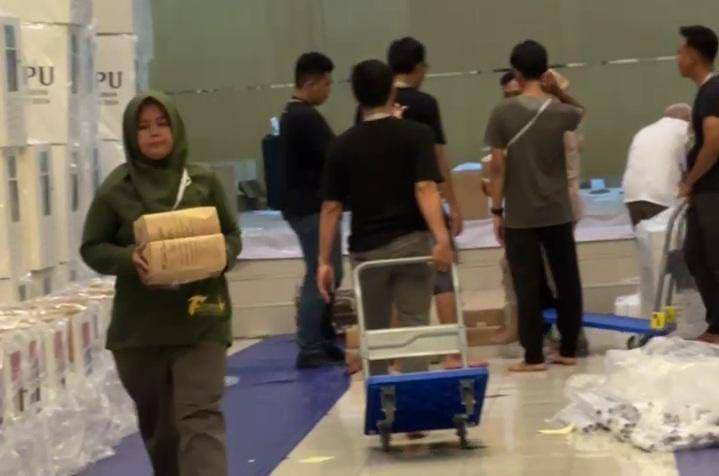 Suasana gudang Logistik Pilkada Bogor, Rabu (20/11/2024). (Humas Pemkot Bogor).