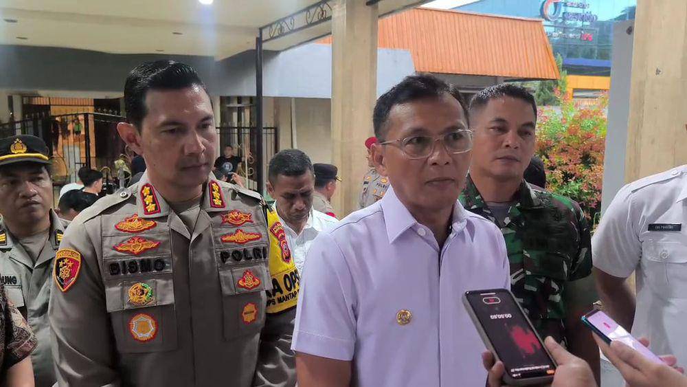 Pj Wali Kota Bogor, Jawa Barat Hery Antasari saat diwawancara usai rapat koordinasi kesiapan Pilkada, Rabu (20/11/2024). (Humas Pemkot Bogor).
