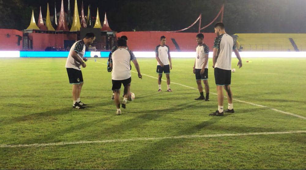 Pemain PSM Makassar melakukan latihan di GOR H Agus Salim Padang (Foto: IDN Times/Halbert Caniago)