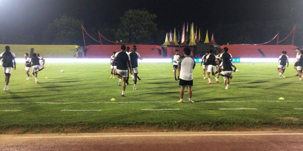 Pemain PSM Makassar melakukan latihan di GOR H Agus Salim Padang (Foto: IDN Times/Halbert Caniago)