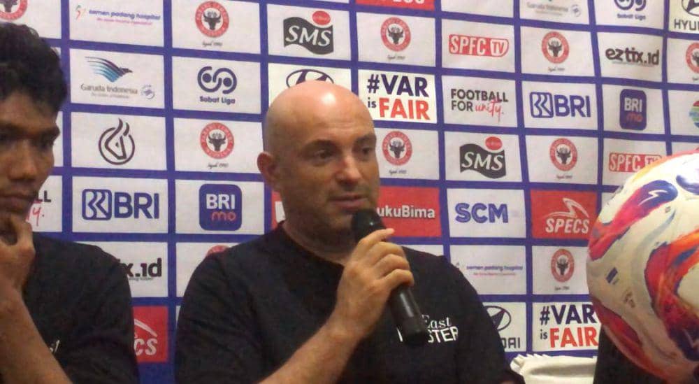 Pelatih PSM Makassar, Bernardo Tavares dalam konferensi pers di Padang (Foto: IDN Times/Halbert Caniago)