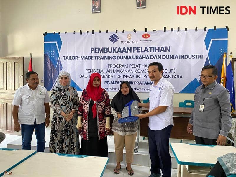 Perwakilan BBPVP Medan berikan baju kerja kepada peserta pelatihan TMT DUDI (IDN Times/Ervan)