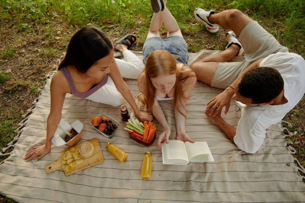 ilustrasi persahabatan (pexels.com/Darina Belonogova)