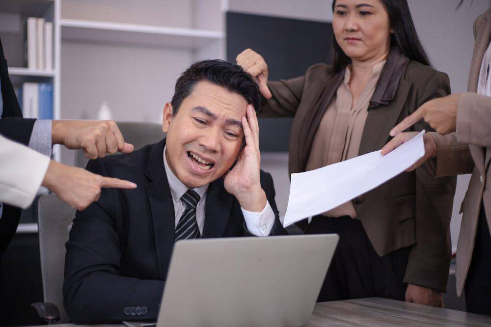 ilustrasi suasana kerja yang buruk. (pexels.com/Puwadon Sang-ngern)