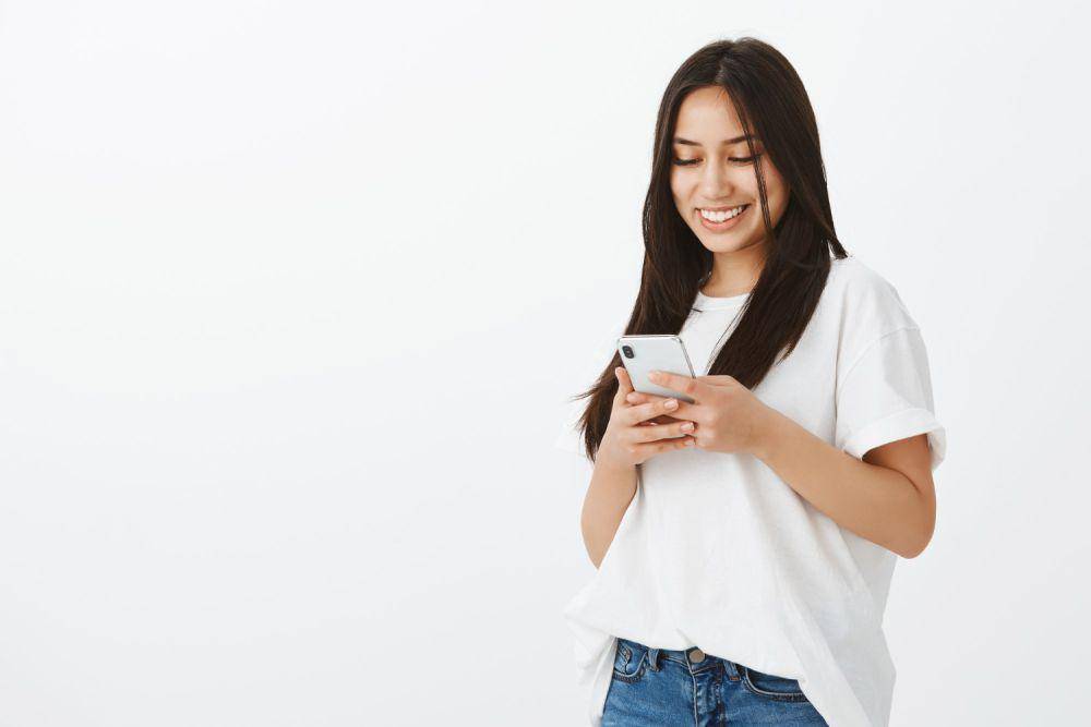 Buka akun di aplikasi investasi pilihanmu. (Freepik / cookie_studio)