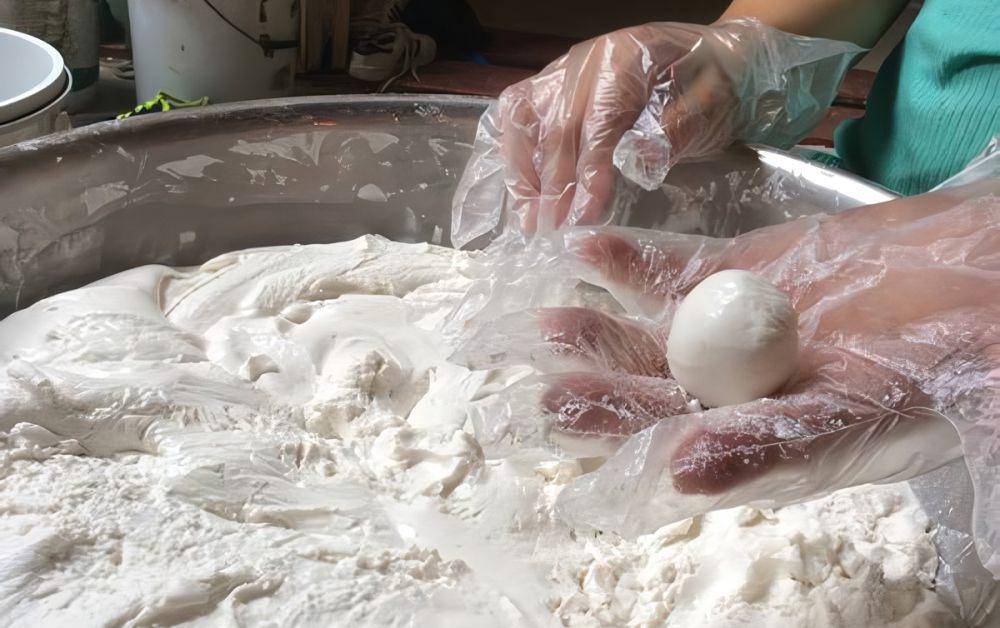 ilustrasi cara membuat cimol bojot isi mozarella (commons.wikimedia.org/នាថ, Khmerload)