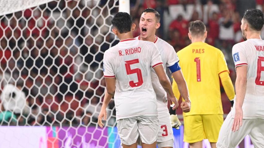 Jay Idzes (kiri belakang) dan Rizky Ridho (kiri depan) tampil fantastis di laga menghadapi Arab Saudi. (the-afc.com)