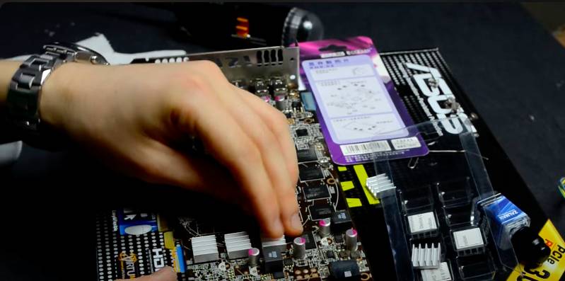 potret instalasi heatsink VGA (dok. youtube.com/Techscrew Home)