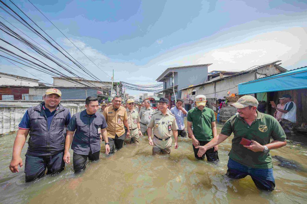 Gibran Blusukan ke Muara Angke, Cek Banjir Rob Jakut