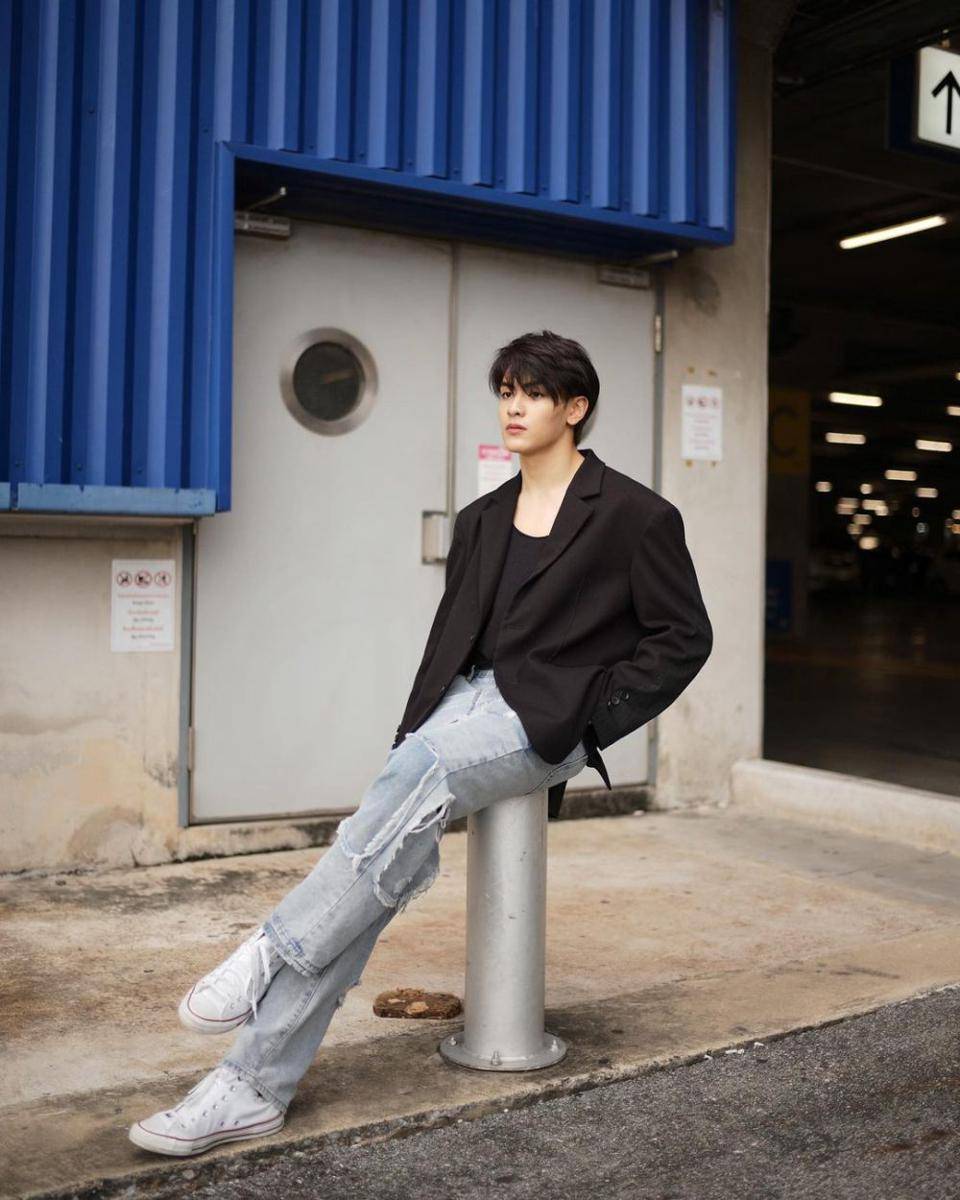 style cowok cuek ala Joong Archen (instagram.com/chen_rcj)