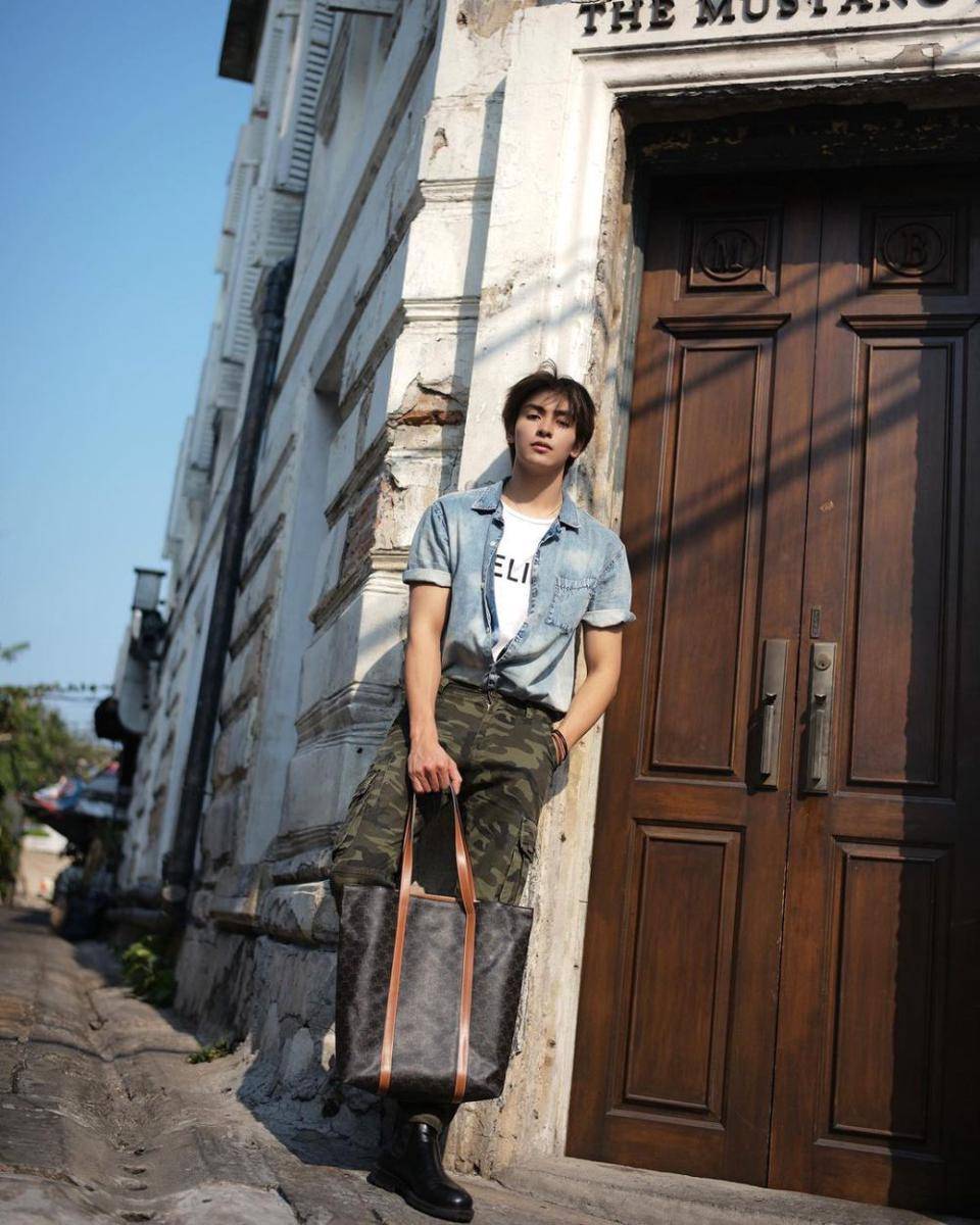 style cowok cuek ala Joong Archen (instagram.com/chen_rcj)