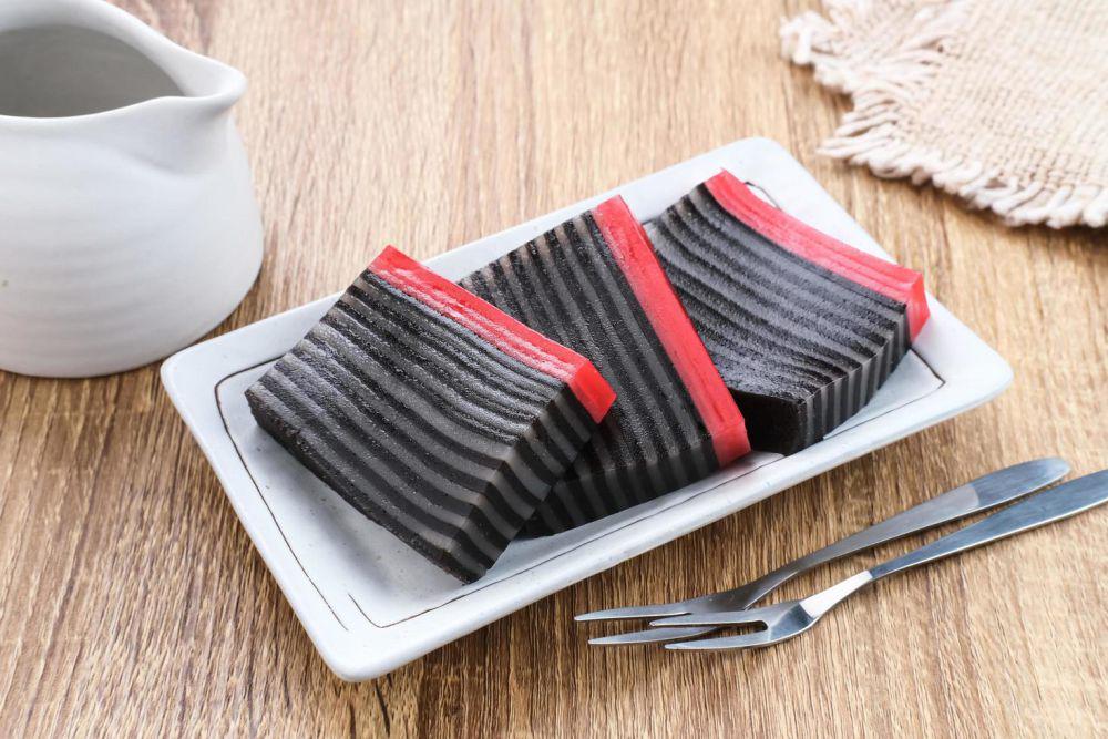 10 Tips Antiribet Bikin Kue Lapis, Gak Bakal Lengket dan Bantat!