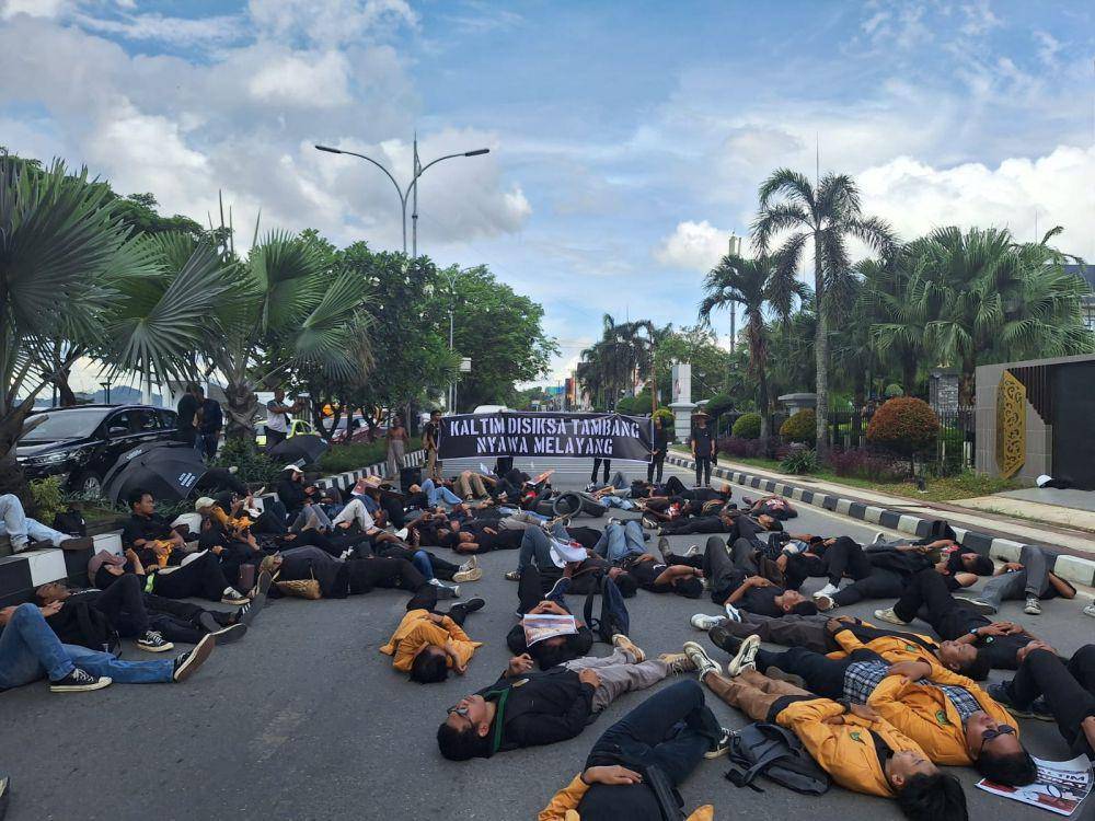 Aksi solidaritas untuk warga Muara Kate yang digelar Koalisi Masyarakat Sipil Kaltim di Samarinda, Senin (18/11/2024). (Dok. Koalisi Masyarakat Sipil Kaltim)